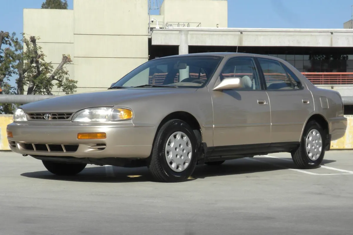 Toyota Camry 1996: Un Viaje al Pasado del Auto Familiar