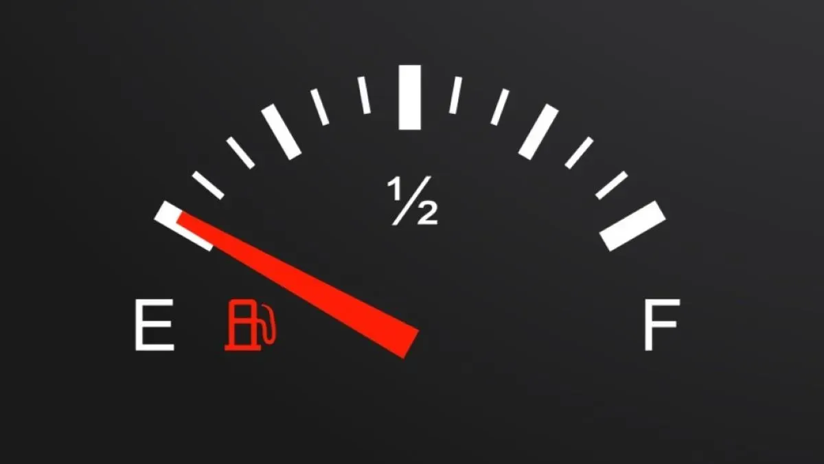 ¿Dañar tu auto por quedarte sin gasolina? ¡Descubre la verdad! 😱🚗💨