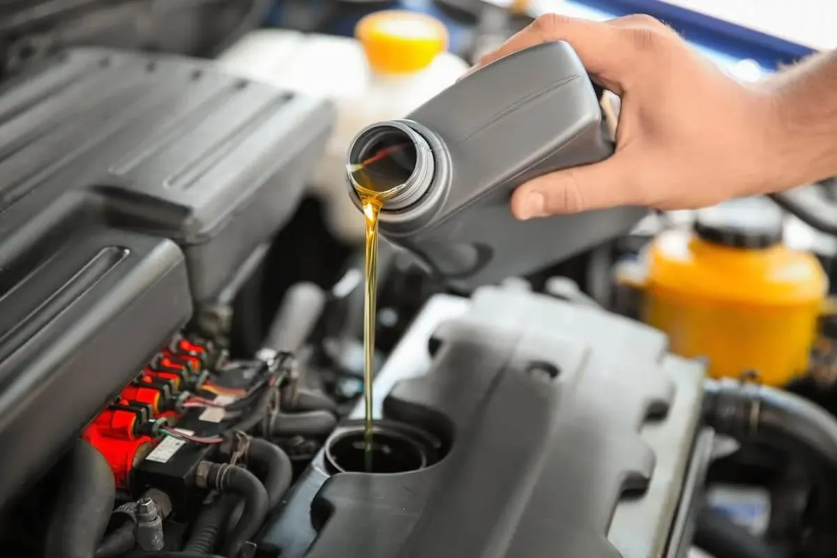 ¡Cambiar el Aceite de un Coche como un Pro: El Duelo del Ingeniero vs. el Mecánico!