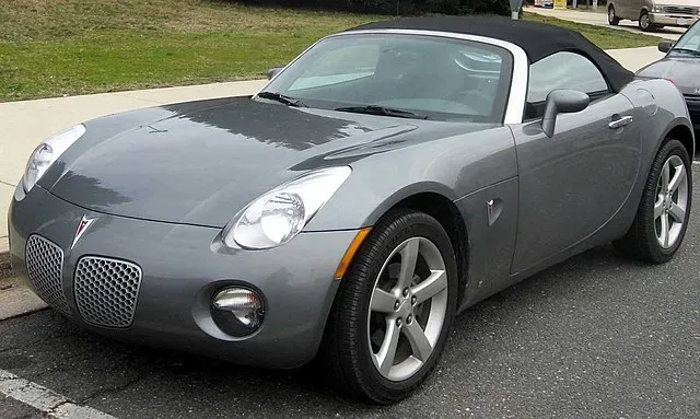 5 Razones Por las que el Pontiac Solstice es Único: Un Auto Deportivo para Encantados 🚗