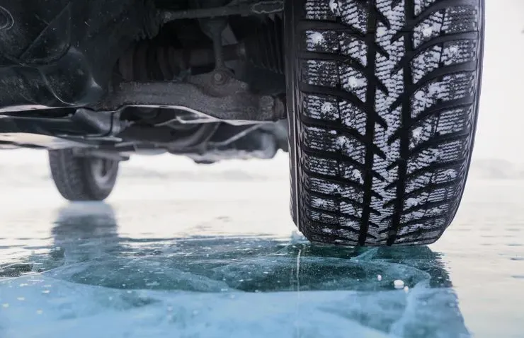 ¡Dominando el Invierno! ❄️🚗 La Ciencia de la Conducción en Nieve y Hielo