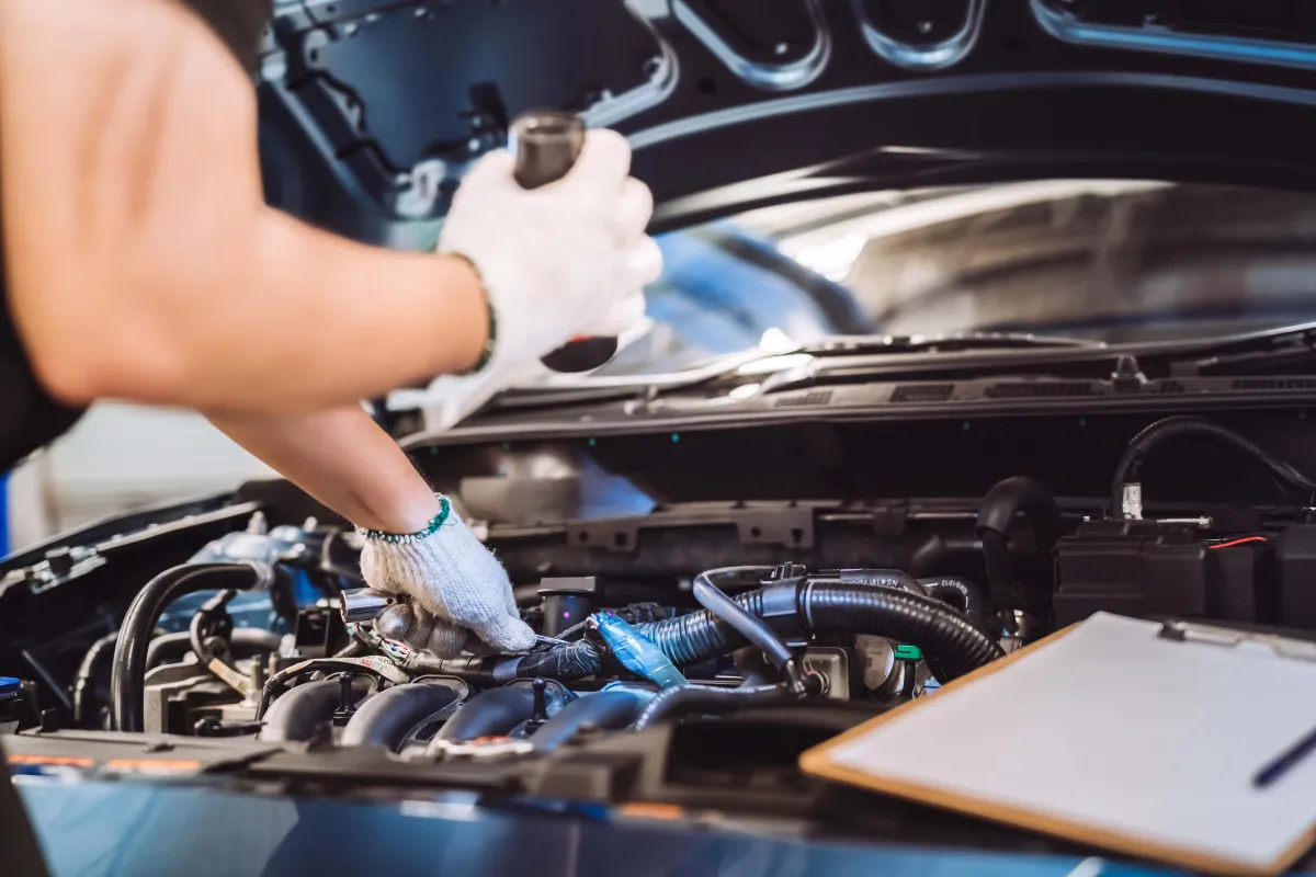 ¡Alto ahí! 😱 ¿Te has pasado con el cambio de aceite? 🚗💨  Lo que pasa cuando ignoras el  .