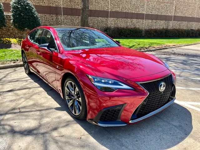 ¡El Lexus LS 500h 2022 llegó a México! ¿Y con qué armas se planta frente a sus rivales? 👑 🚗💨