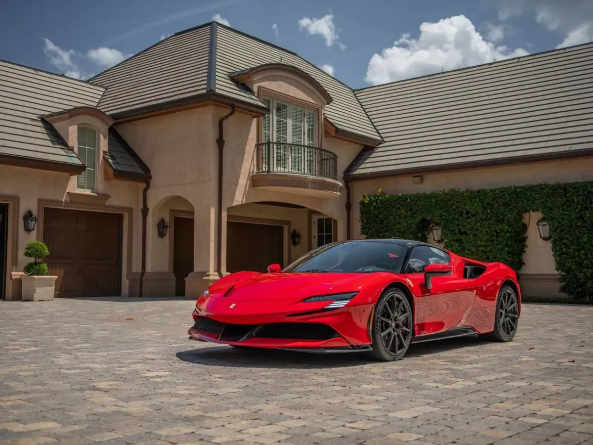 Ferrari SF90 Stradale 2021: Innovación y Tradición en un Súper Auto Híbrido