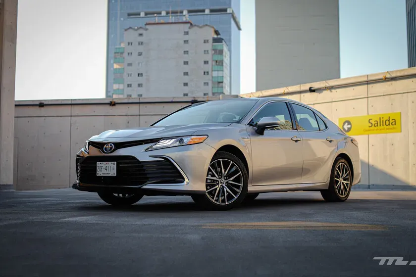 ¡Toyota Camry Híbrido 2021: ¿Un Sedán que te Dejará Sorprendido?