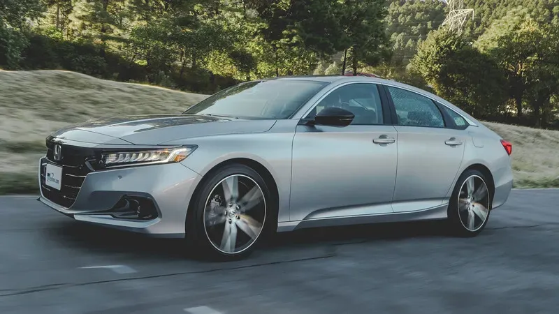 Título SEO: Honda Accord Touring 2021: ¿Sigue siendo un Sedan Relevante en la Era de los SUV?