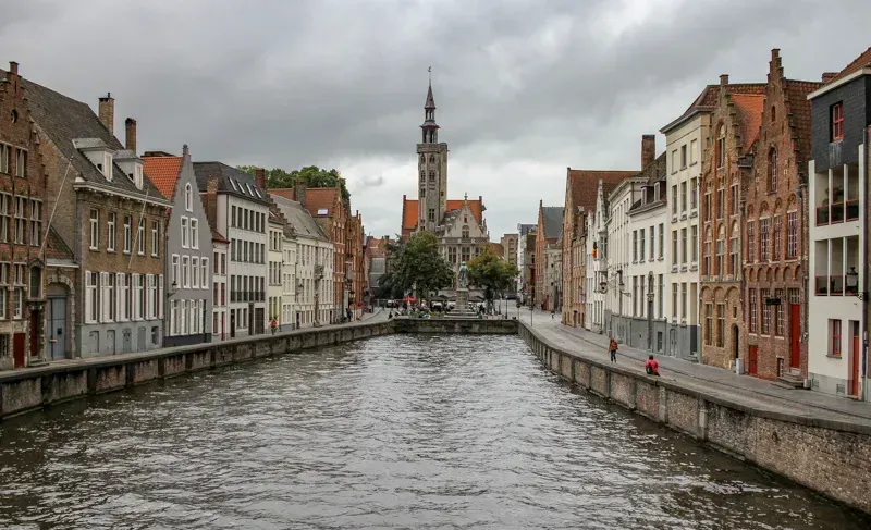 De Paris a Brujas en Auto: Una Aventura por Carretera 🚗💨