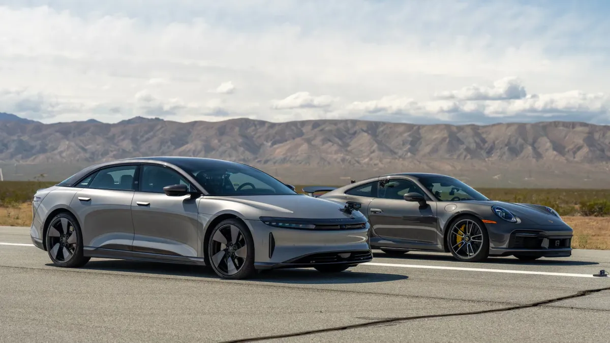 Lucid Air Dream vs Porsche 911 Turbo S: ¿Cuál es el más rápido en una carrera de aceleración? 💨🏁