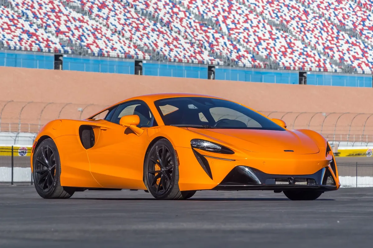 McLaren Artura 2024: Análisis a Fondo, Características y Opiniones