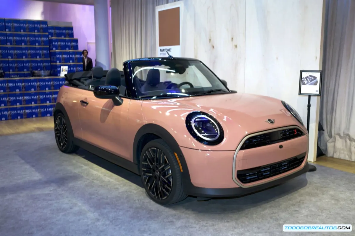 MINI Convertible 2025: Lanzamiento, Características y Precio - Color Pantone Mocha Mousse