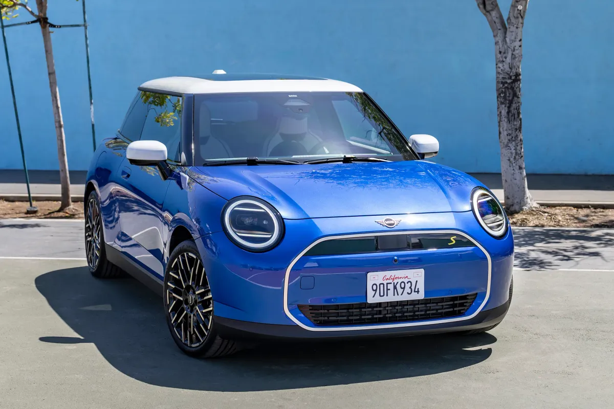 Nuevo MINI: Diseño Interior, Colores y Materiales Innovadores - Un Análisis Completo