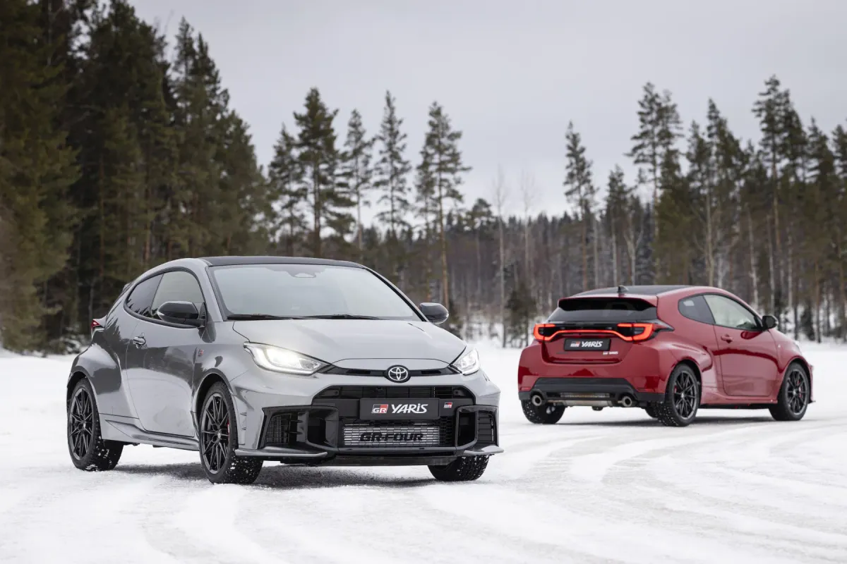 Toyota GR Yaris vs. Moto Dakar: ¿Quién Gana en una Carrera de Aceleración? 💨🔥 Palabras Clave: