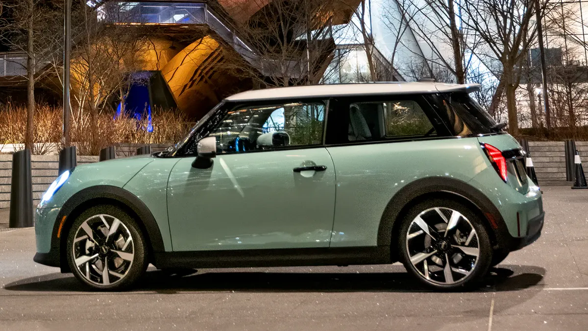 MINI Cooper C 2025: Análisis a Fondo del Nuevo MINI con Juegos Integrados y Tecnología de Punta