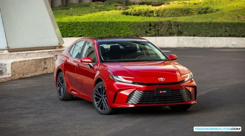 Toyota Camry 2025: Análisis a Fondo del Sedán Híbrido para la Generación Activa