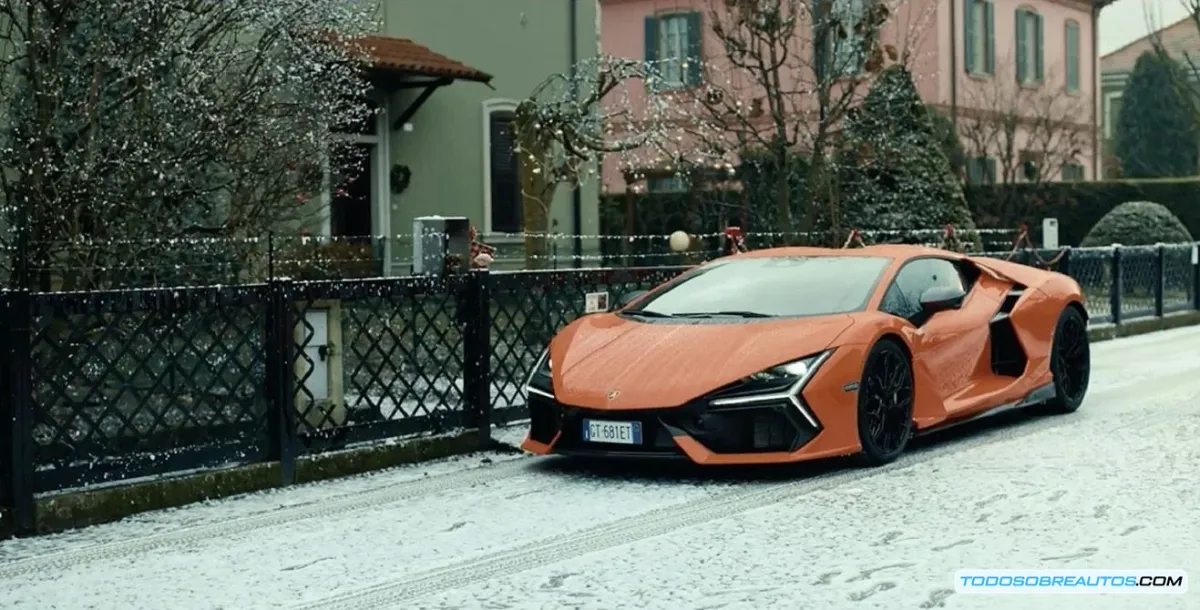 Lamborghini Revuelto y la Bola de Nieve: Un Mensaje Navideño de Fuerza y Reconciliación