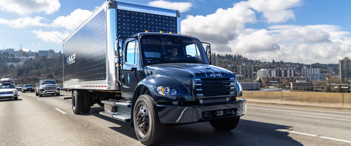 Freightliner eM2: El camión eléctrico Clase 7 de Daimler Truck México y la actualización de la Serie Plus con motores Cummins