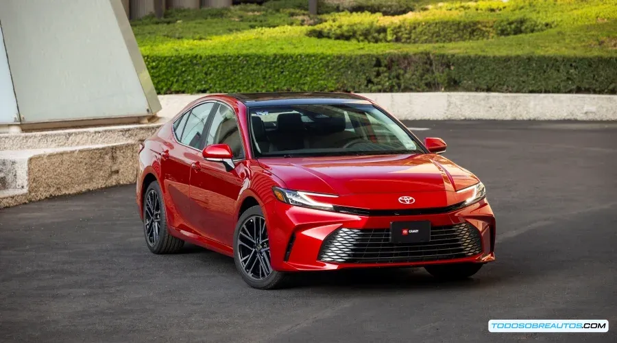 Toyota Camry 2025: Análisis completo del sedán híbrido para la nueva generación