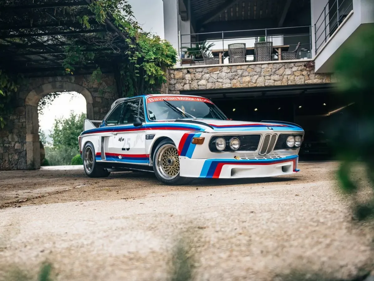 BMW 3.0 CSL “Works Evocation” 1973: El Batimóvil que Reinó en las Pistas