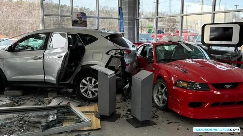 Choque destruye Mustang SVT Cobra R 2000 único: Solo existen 300 unidades - ¡Un millón de dólares en daños!