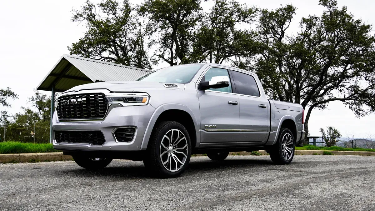 Ram 1500 Limited 2025: Nueva Campaña 'The Calling' con J.J. Watt y el Motor Hurricane 3.0L