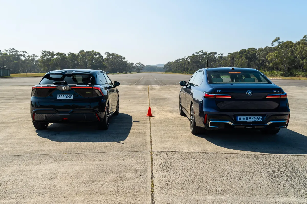 BMW M2 vs MG4 XPower: ¿Qué auto gana en una carrera de aceleración? ⚡️🔥