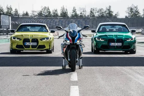 BMW M4 Competition vs. BMW M 1000 RR: ¡La Batalla Definitiva!