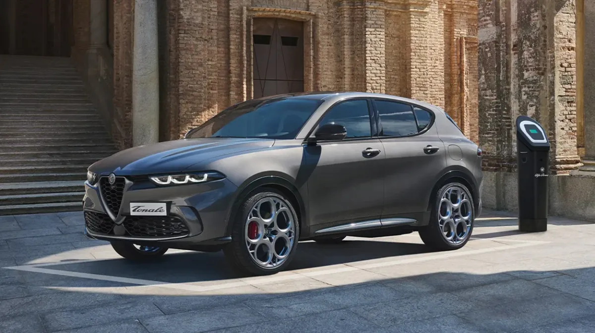 Alfa Romeo Tonale Plug-in Hybrid Q4: Prueba de Pilotos F1 Bottas y Zhou - Deportividad Eficiente en Acción