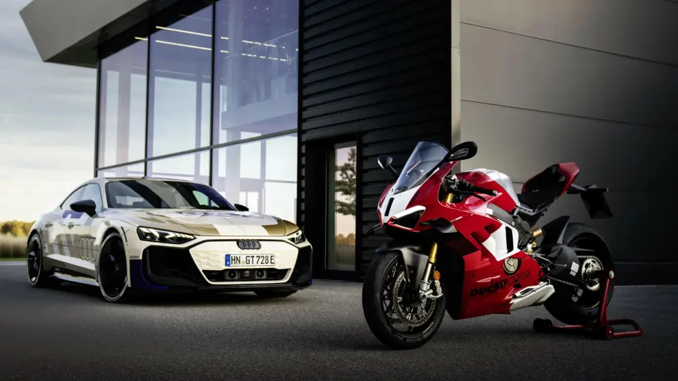 Audi RS e-tron GT vs. Ducati Panigale V4S: ¡La Batalla Épica! ⚡️🏆