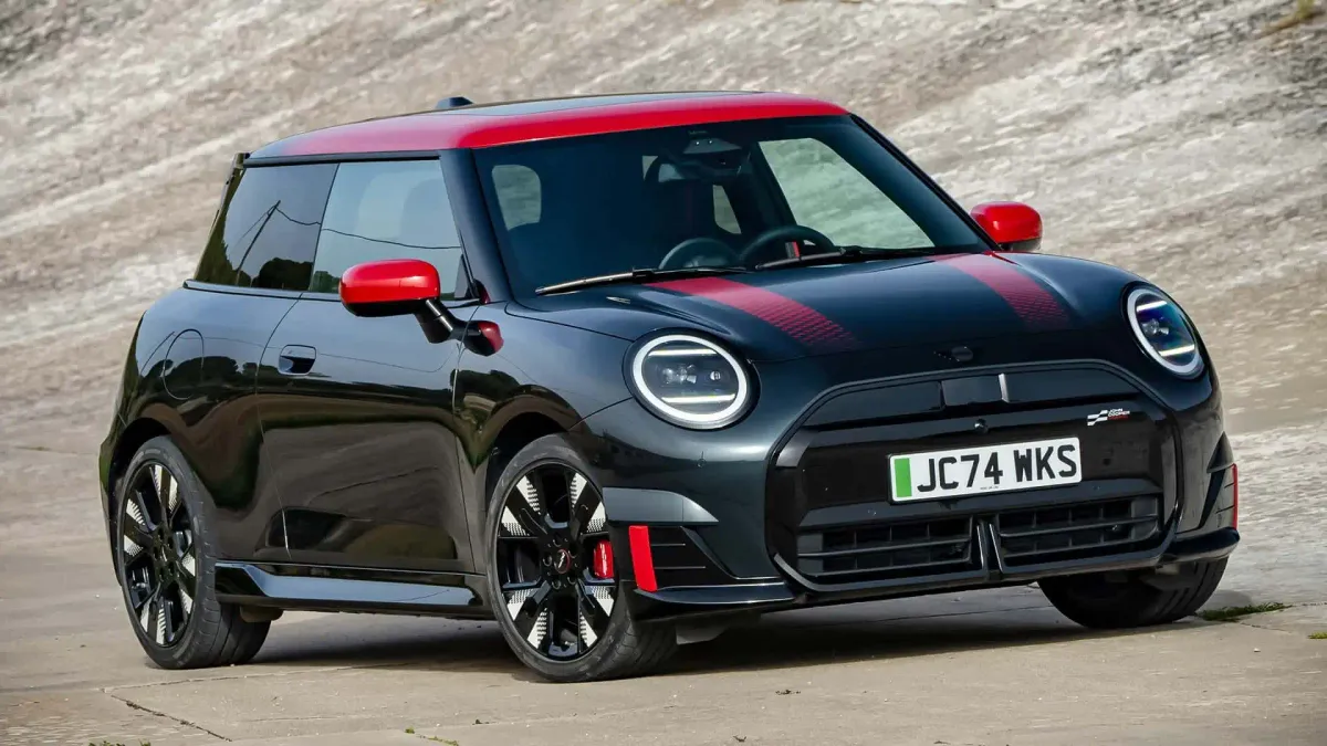 MINI John Cooper Works Eléctricos: Aceman y Cooper JCW electrifican París 2024