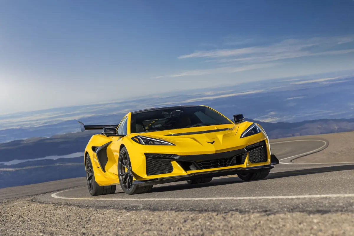 Corvette ZR1 2025: Primer Modelo Subastado por $3.7 Millones - Especificaciones y Análisis