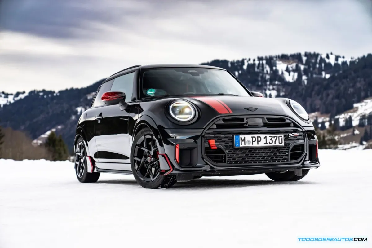 MINI John Cooper Works en la Nieve: Accesorios Originales para Máximo Rendimiento en Invierno