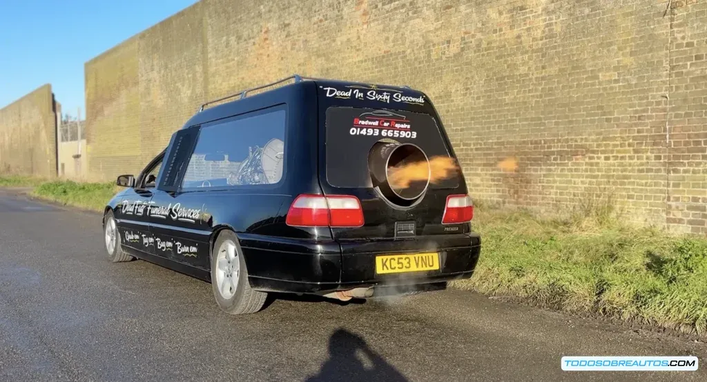 Carroza fúnebre con motor de avión Rolls-Royce: ¡Una creación infernalmente genial!