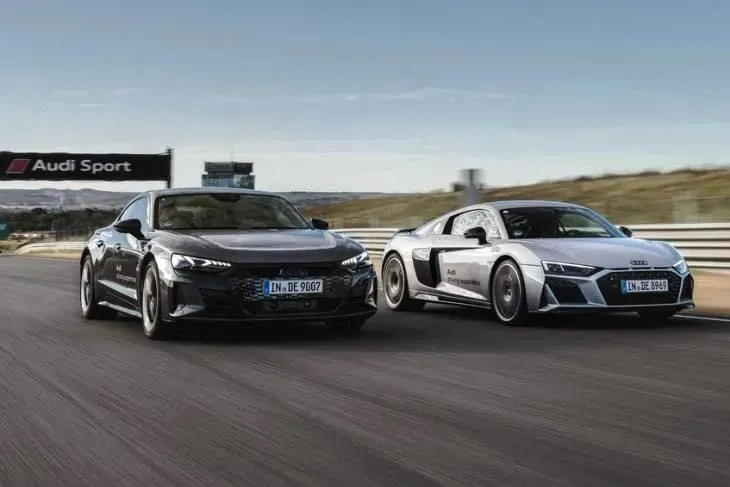 Audi R8 V10 vs Audi RS e-tron GT: ¡La Batalla del Siglo! ⚡️🏆