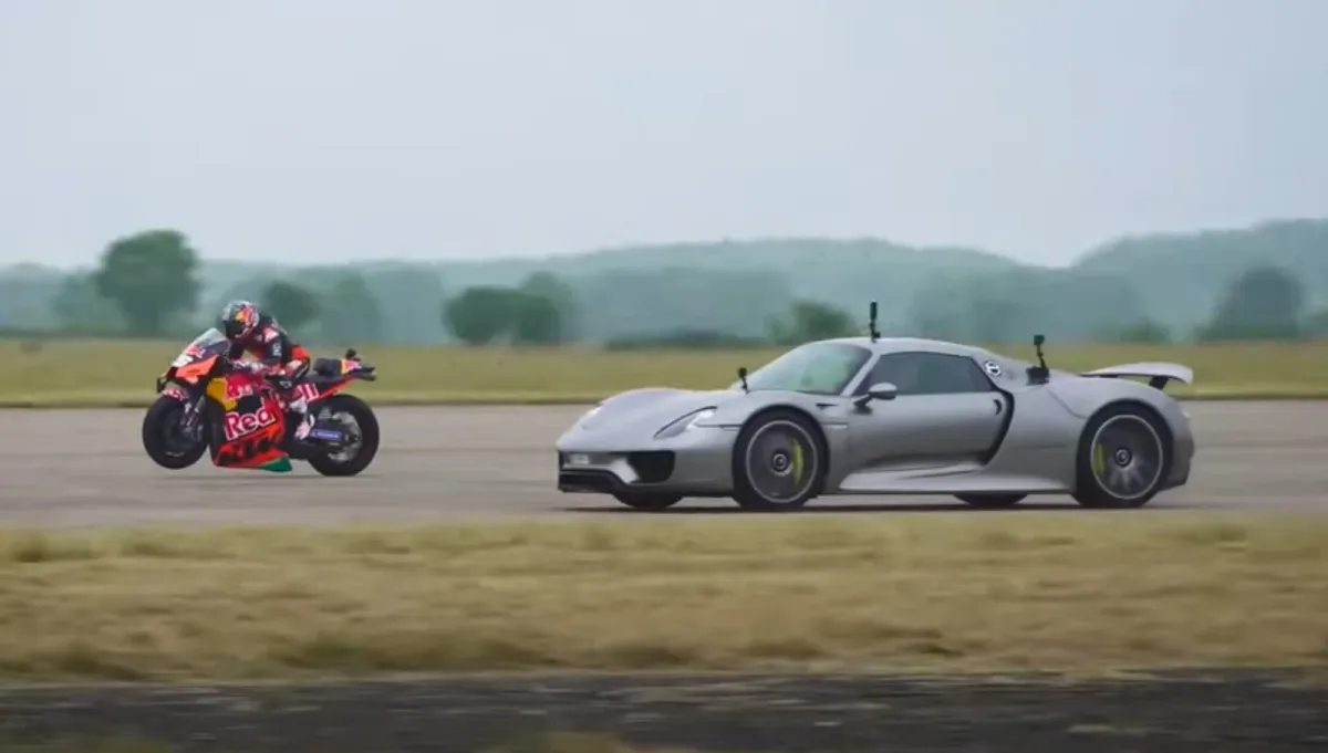 Porsche 918 Spyder vs. Moto GP: ¡Una Batalla Épica! 🏎️💨