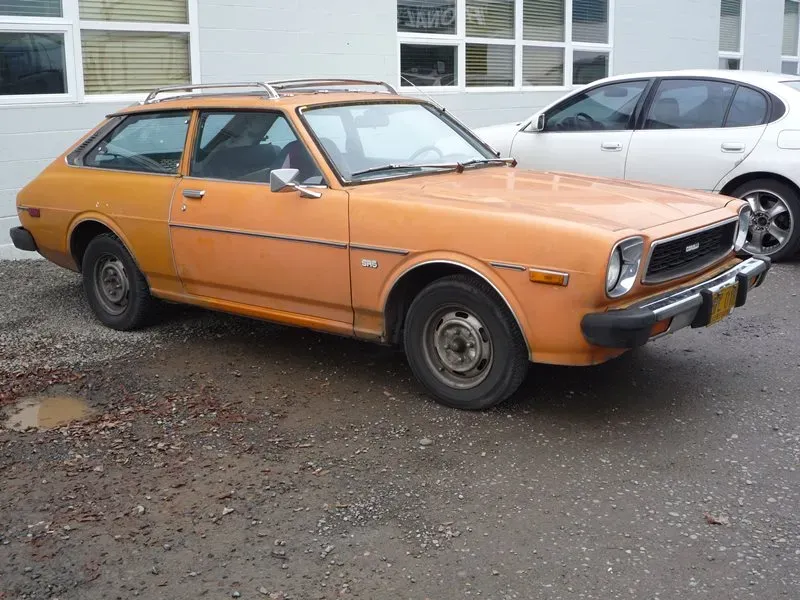 Toyota Corolla Liftback 1976: Elegancia Clásica a Prueba - Análisis y Reseña