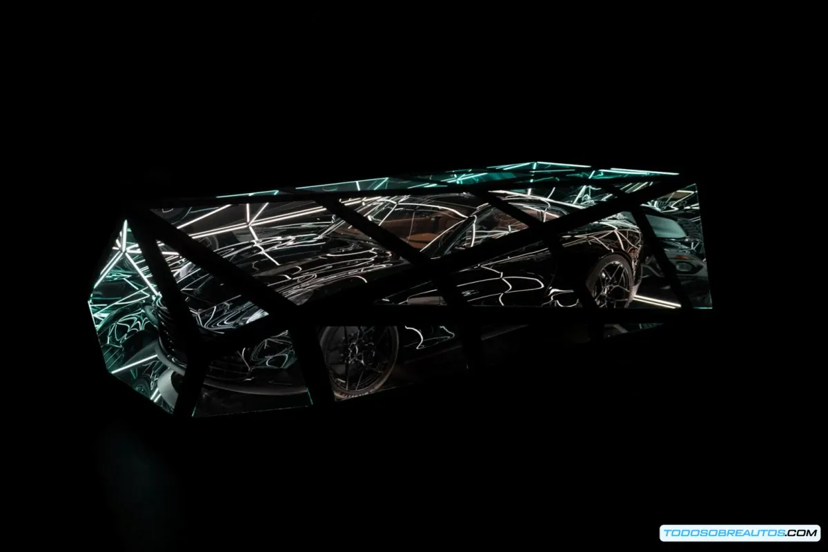 Aston Martin Vanquish: Inspiración Artística en la Escultura 'Reflections of Speed' de Anthony James