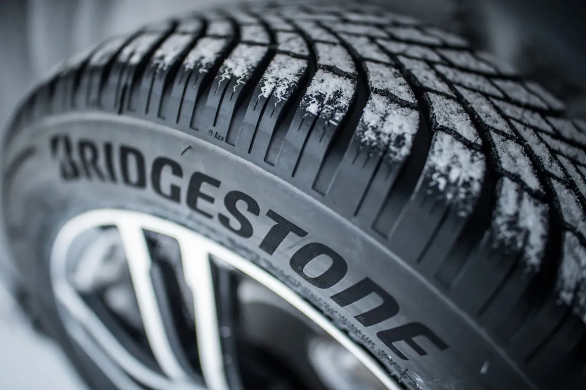 Neumáticos Bridgestone a Medida para el Porsche Macan Eléctrico y Panamera: Rendimiento y Tecnología de Punta