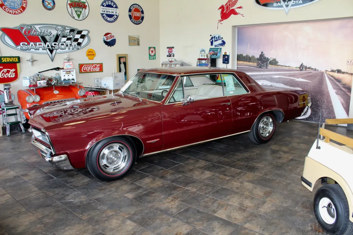 Jay Leno conduce un Pontiac GTO Royal Bobcat 1965: Un clásico Muscle Car en video