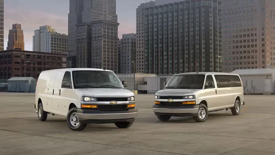 Chevy Express y GMC Savana: ¿Necesitan una actualización para competir con Ford Transit? Análisis y Futuro