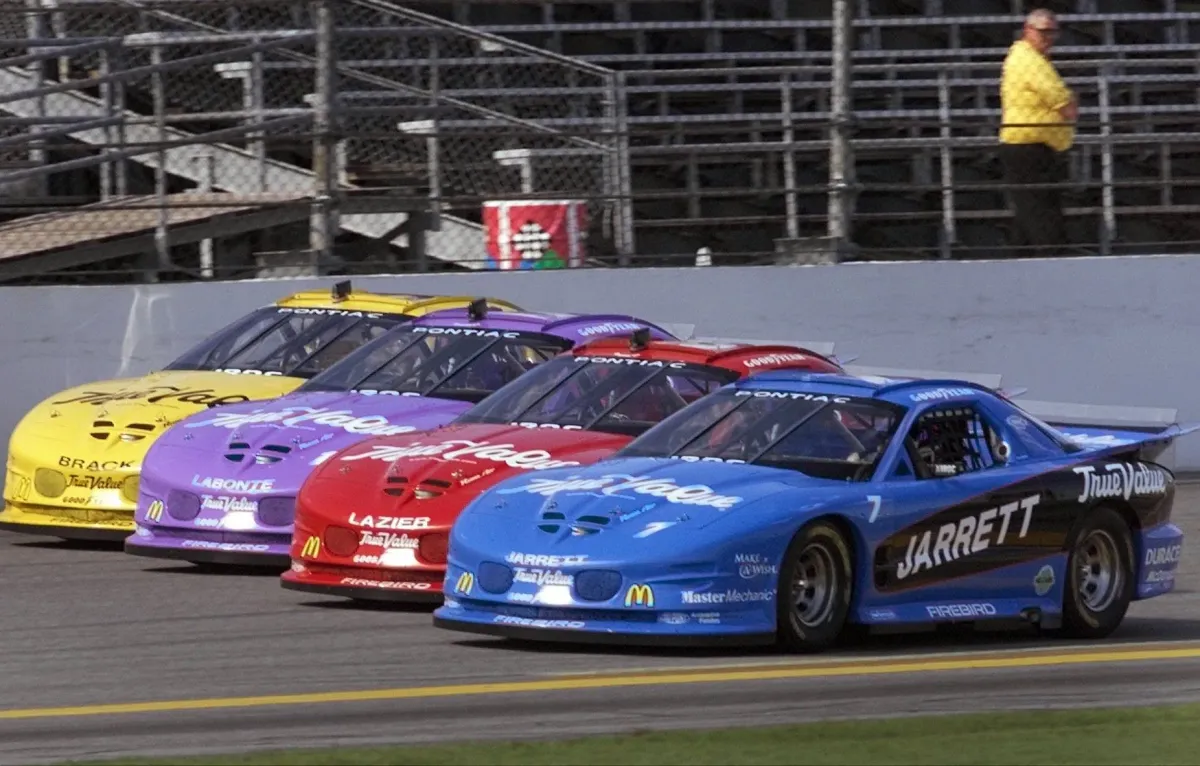 Leyendas de NASCAR en el IROC de Laguna Seca: Jeff Gordon, Mark Martin y más en la Reunión de Monterey 2025