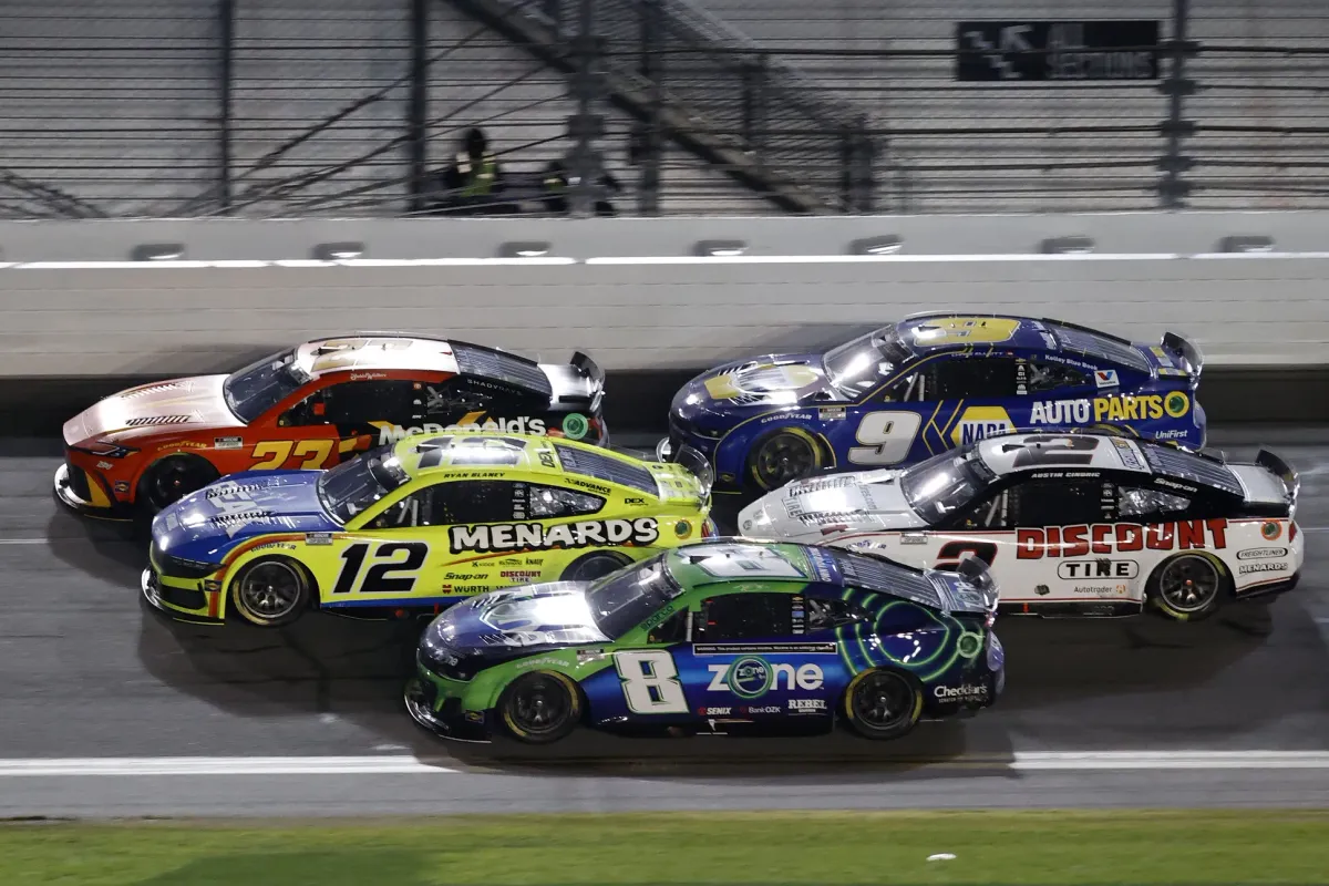 Kyle Busch se Lleva la Victoria en Atlanta: Un Final de Foto en la NASCAR Chevy Silverado No. 7