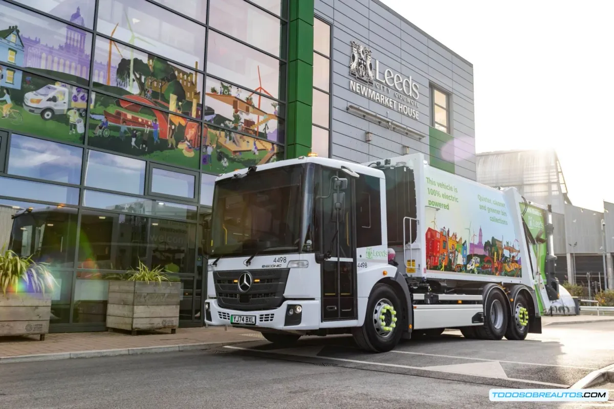 Leeds revoluciona la gestión de residuos: Camiones de basura eléctricos Mercedes-Benz eEconic en acción - Análisis y Beneficios