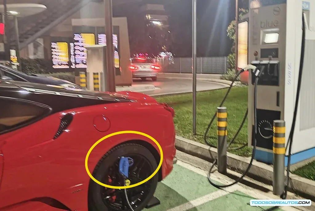 Escándalo Automotriz: Millonario con Ferrari Bloquea Cargador Eléctrico y Simula Carga ¡Insólito!