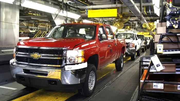 GM podría trasladar producción de camionetas de México a EE.UU.: Impacto en Silverado y Sierra