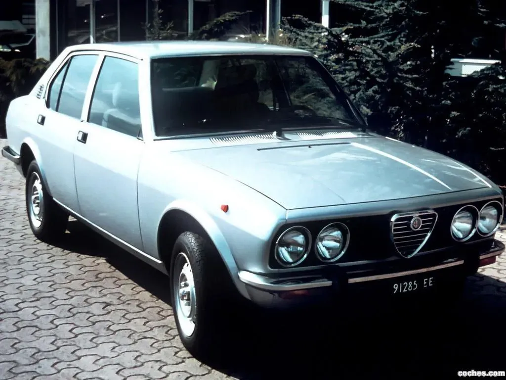 Alfa Romeo Alfetta 1976: Prueba de manejo y análisis de un clásico italiano