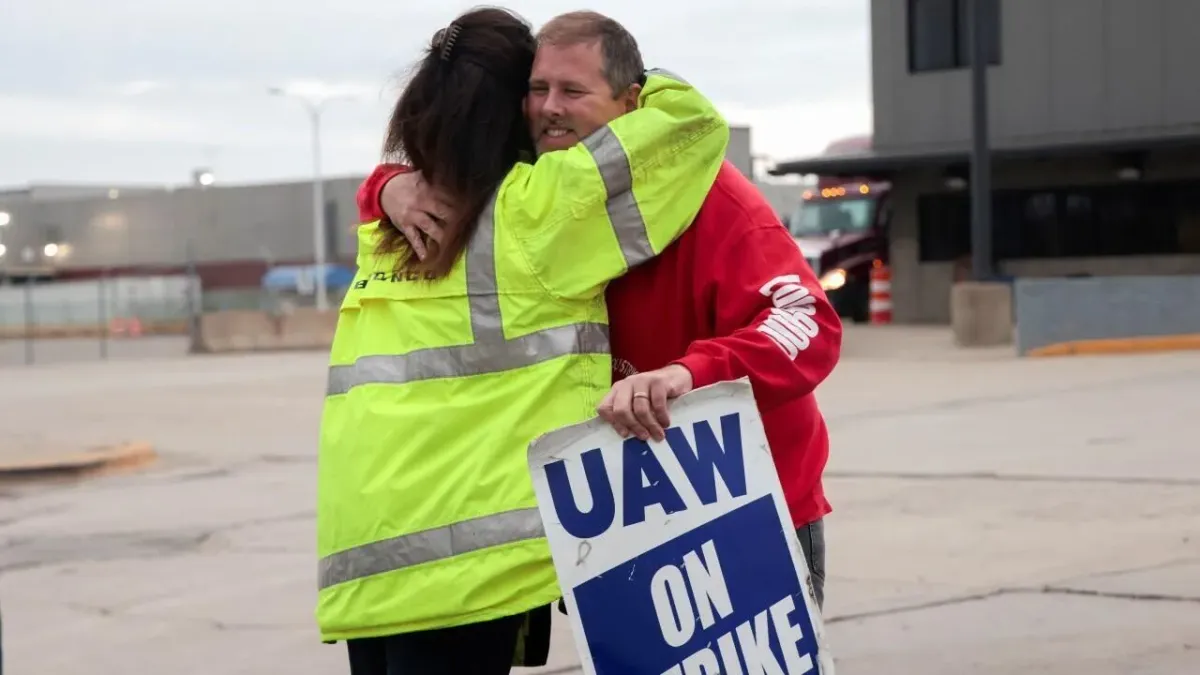 GM Reparte Bonos Récord a Trabajadores UAW: ¿Impacto en el Futuro de la Automotriz?