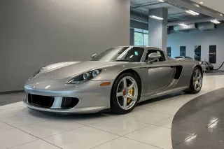 Exterior lateral del Porsche Carrera GT color plateado