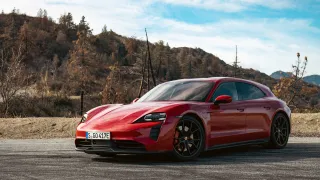 Porsche Taycan GTS Sport Turismo Rojo