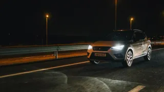 Auto en autopista con luces encendidas de noche