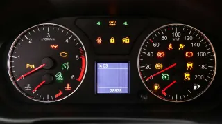 Tablero de auto con luces de advertencia encendidas